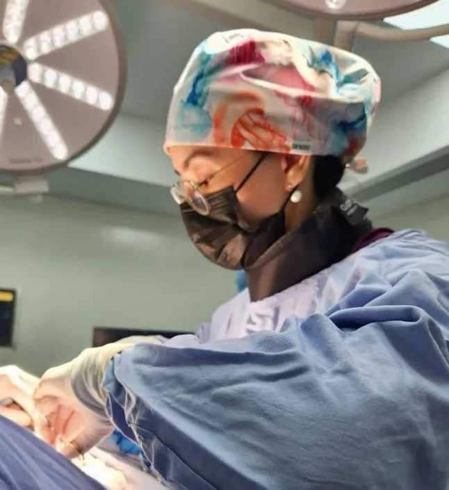 La Dra. Meritxell Ruiz Celorio operando en quirófano